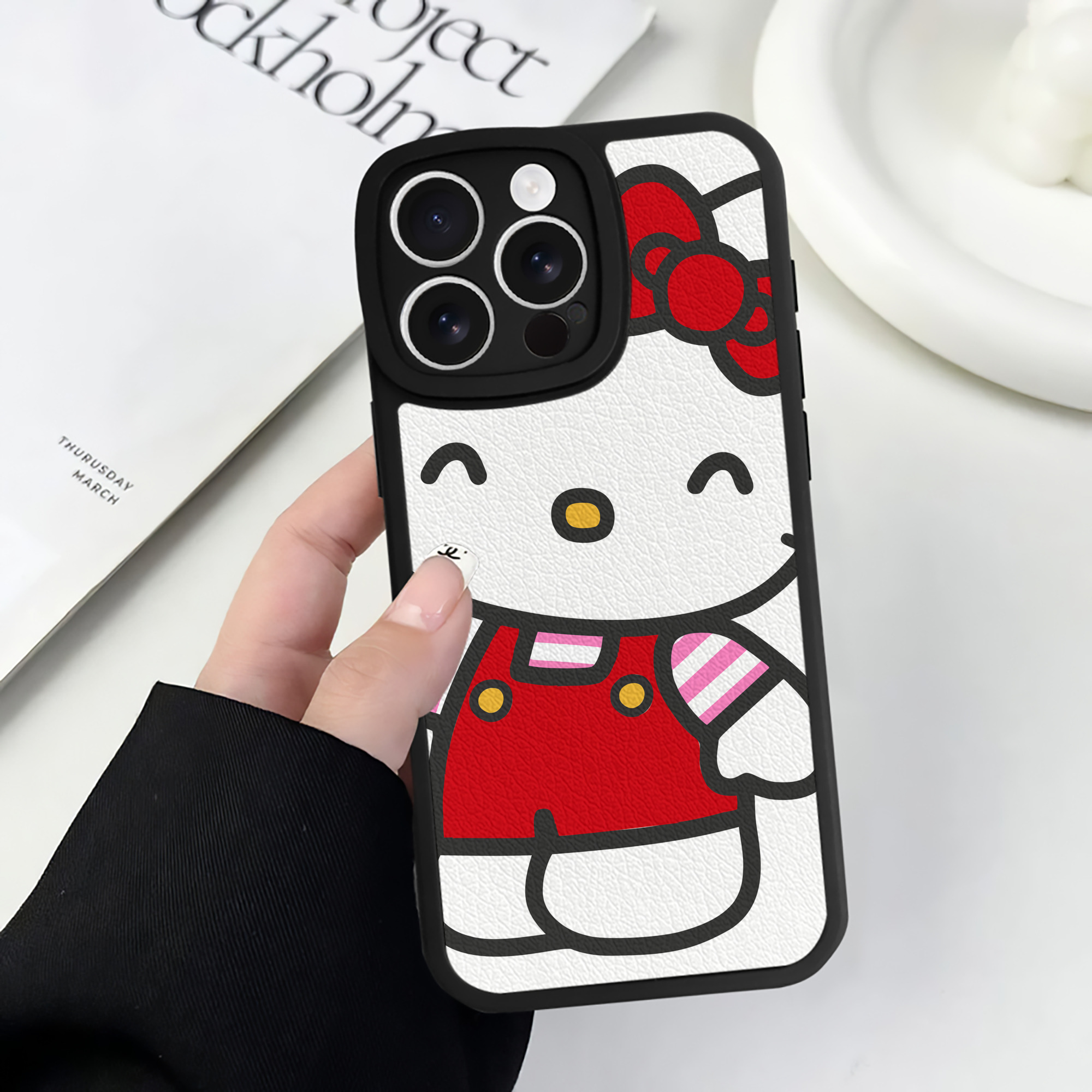 （画像用） Hello Kitty ハローキティ 【iPhone 16シリーズ対応】シリコンスマホケース（レザー調） 材質：シリコン